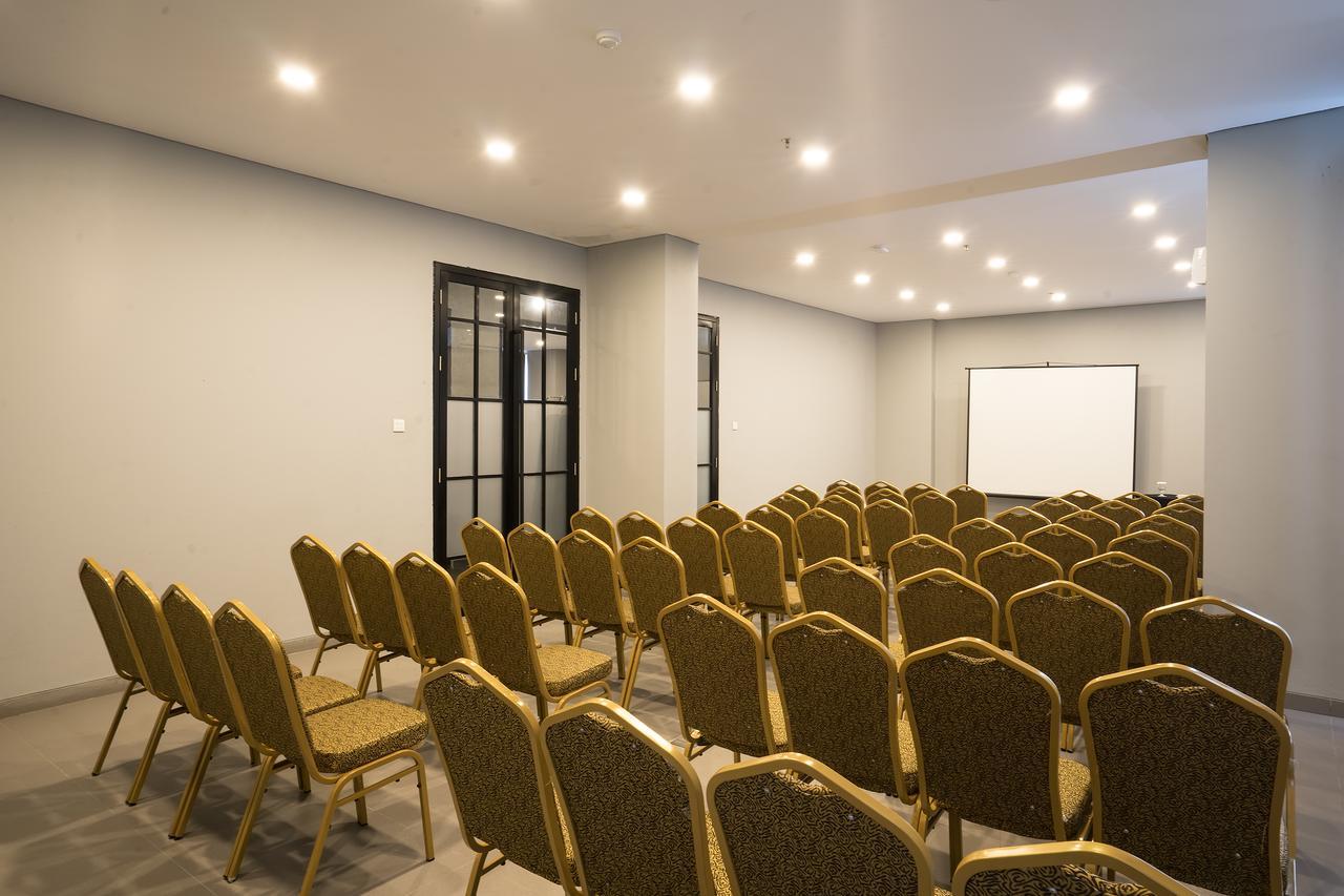 Maple Hotel Grogol Jakarta Exteriör bild
